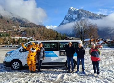 Remise d'un minibus de la Région au Hockey Club de Samoëns