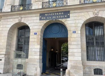 Au ministère de la Justice pour préparer le futur texte contre les installations illicites de gens du voyage