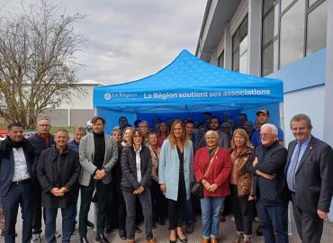 Remise des barnums de la Région à 55 communes du département