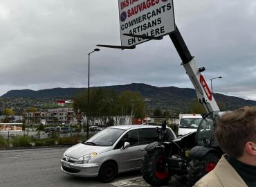 Aux côtés des élus et des professionnels d'Annemasse Agglo pour protester contre les occupations illicites de gens du voyage